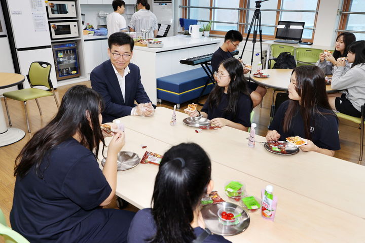 윤건영 충북도교육감이 13일 청주의 한 학교에서 아침 간편식을 먹는 학생들과 이야기를 나누고 있다.(사진=충북교육청 제공).2026.02.13.photo@newsis.com *재판매 및 DB 금지
