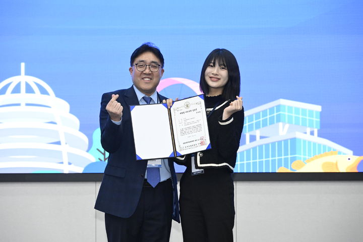 [인천=뉴시스] 인하공전 관광경영학과 김지아(오른쪽) 학생이 한국관광학회 충북국제학술대회 대학생 아이디어 공모전에서 우수상과 한국관광협회중앙회장상을 동시에 수상해 기념사진을 촬여하고 있다. (사진=인하공전 제공) 2026.02.13. photo@newsis.com *재판매 및 DB 금지