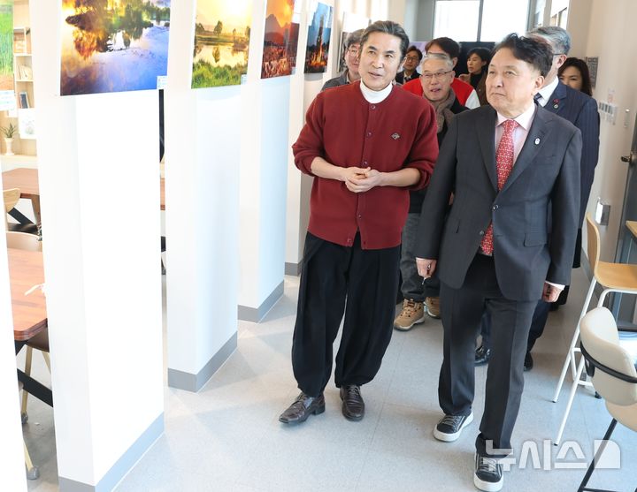 [충주=뉴시스] 김영환 충북지사가 13일 충주시 달천동 생활SOC 복합시설을 찾아 북카페와 프로그램실 등을 둘러보고 있다. (사진=충북도 제공) 2026.02.13. photo@newsis.com *재판매 및 DB 금지