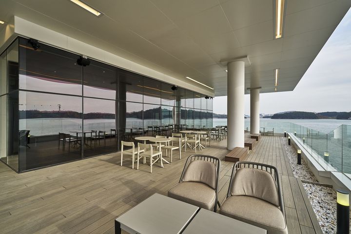 스타벅스 '목포해안로점' 테라스 (사진=스타벅스코리아 제공) *재판매 및 DB 금지