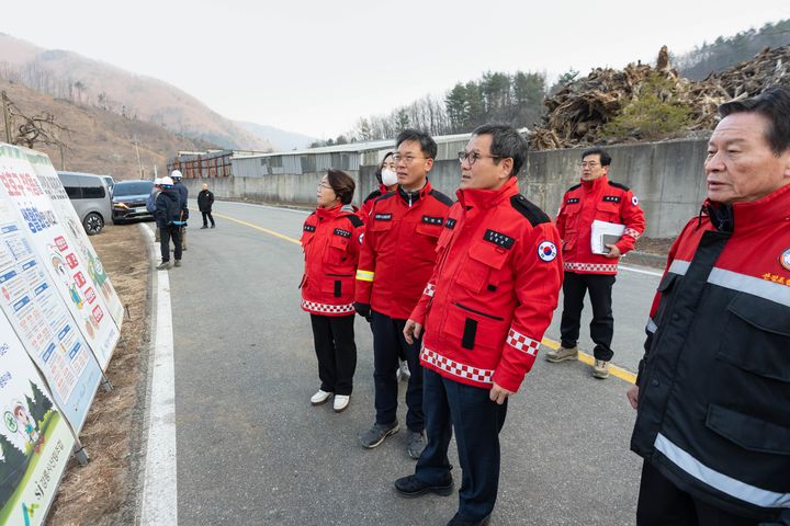 [강릉=뉴시스] 13일 김홍규 강릉시장이 최근 건조한 기상 여건이 지속되고 산불재난 국가위기경보 ‘경계’ 단계가 발령됨에 따라 산불감시초소 등 현장 사업장 점검을 실시하고 있다.(사진=강릉시 제공)photo@newsis.com *재판매 및 DB 금지