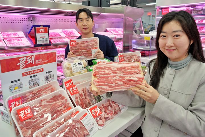 [서울=뉴시스] 서울시 송파구에 위치한 롯데마트 제타플렉스 잠실점 축산 코너에서 모델들이 롯데마트 수입 돼지고기 행사 '끝돼 DAY'를 홍보하고 있다.(사진=롯데마트 제공) *재판매 및 DB 금지