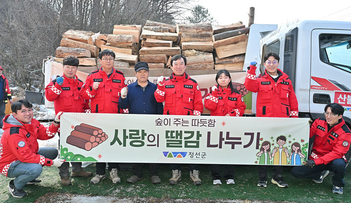정선군은 13일 취약계층에게 '사랑의 땔감 나누기'를 진행하고 있다.(사진=정선군 제공) *재판매 및 DB 금지