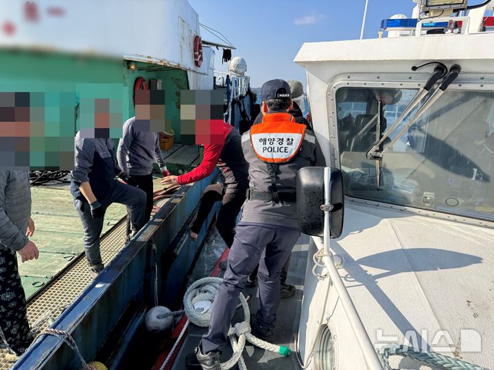 [제주=뉴시스] 13일 오전 서귀포시 표선면 해상에서 조업 중 부상을 입은 선원이 해경에 의해 병원으로 이송되고 있다. (사진=서귀포해양경찰서 제공) 2026.02.13. photo@newsis.com