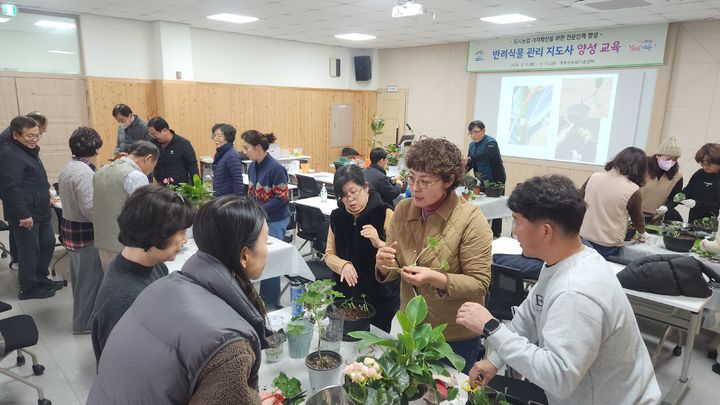 [계룡=뉴시스]계룡시는 지난 9일부터 13일까지 시민 20명을 대상으로 농업기술센터 도시농업교육장에서 '반려식물 관리 지도사 양성 교육'을 실시했다. 2026. 02. 13 photo@newsis.com *재판매 및 DB 금지