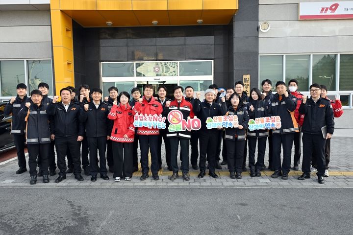 [밀양=뉴시스] 밀양시가 밀양소방서에서 비상 대응 태세를 점검하고 대원들을 격려하며 단체 사진을 촬영하고 있다. (사진= 밀양시 제공) 2026.02.13. photo@newsis.com *재판매 및 DB 금지