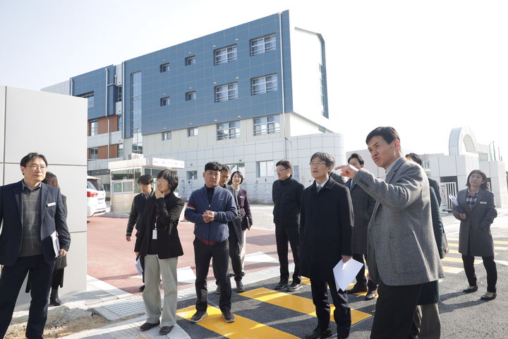 [울산=뉴시스] 천창수 울산시교육감과 관련 부서 직원들이 13일 신설학교인 울주군 서사초등학교를 방문 신원태 교장으로부터 개교 준비 상황을 전해듣고 있다. (사진=울산시교육청 제공) 2026.02.13. photo@newsis.com *재판매 및 DB 금지