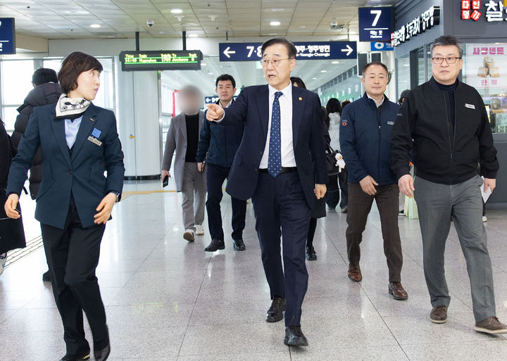 김윤덕 국토부 장관, 대전역 찾아 "열차운행·관리 철저히"