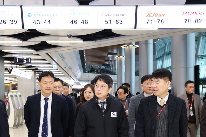 [서울=뉴시스] 홍지선 국토부 2차관은 13일 김포공항에서 설연휴 특별교통대책에 따른 현장 점검을 실시하고 있다. 2026.02.13.(사진=국토교통부 제공) photo@newsis.com *재판매 및 DB 금지