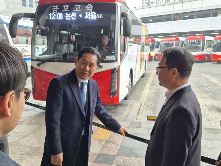[서울=뉴시스] 김용석 국토부 대도시권광역교통위원장은 13일 서울 고속버스터미널을 찾아 설연휴 특별교통대책에 따른 현장 점검을 실시하고 있다. 2026.02.13.(사진=국토교통부 제공) photo@newsis.com *재판매 및 DB 금지
