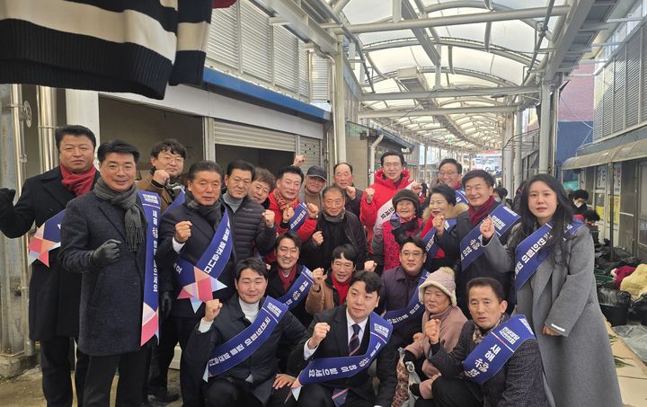 국민의힘 경남도당 강민국 위원장 등 전통 시장 찾아 설 민심 청취.(사진=국민의힘 경남도당 제공) 2026.02.13. *재판매 및 DB 금지