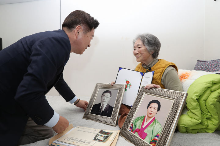 [제주=뉴시스] 오영훈 제주지사 13일 오후 제주시 소재 고계순(77)씨 자택을 방문해 제주4·3진상규명 및 희생자 명예회복 위원회의 '결정서'를 전달하고 있다. (사진=제주도 제공) 2026.02.13. photo@newsis.com *재판매 및 DB 금지