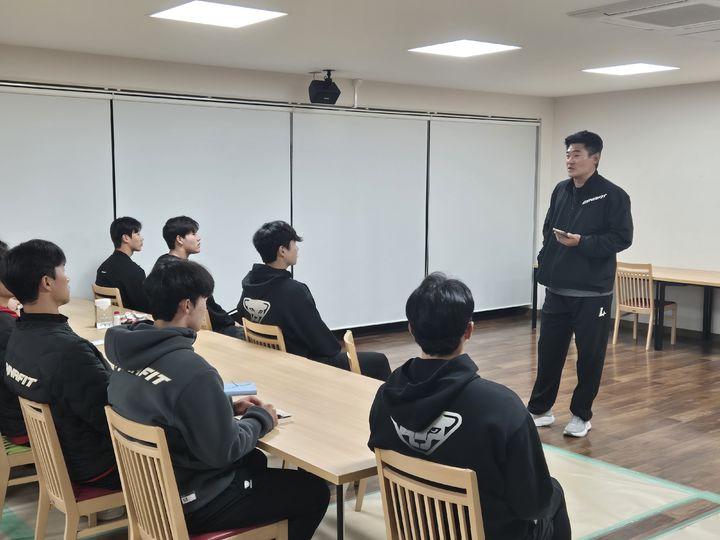 [서울=뉴시스] 일본 미야자키에서 후배들을 위해 멘토링 강연을 진행한 프로야구 SSG 랜더스 노경은. (사진=SSG 제공). 2026.02.13. *재판매 및 DB 금지