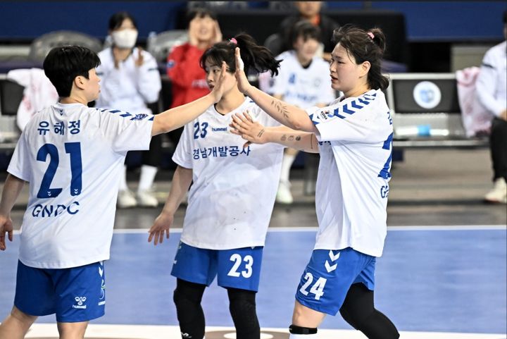 [서울=뉴시스] 여자 핸드볼 경남개발공사의 김소라(오른쪽). (사진=한국핸드볼연맹 제공) *재판매 및 DB 금지