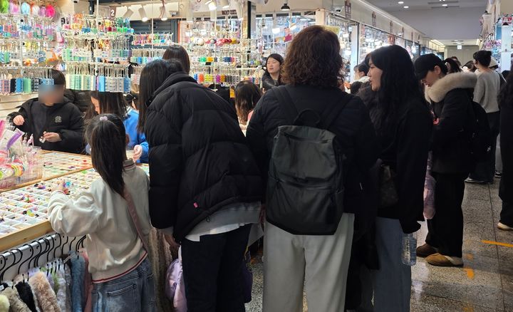 [서울=뉴시스] 강은정 기자=지난 12일 서울 종로구 동대문종합시장 A동 5층 액세서리 부자재 상가의 모습. 2026.02.15. eunduck@newsis.com *재판매 및 DB 금지