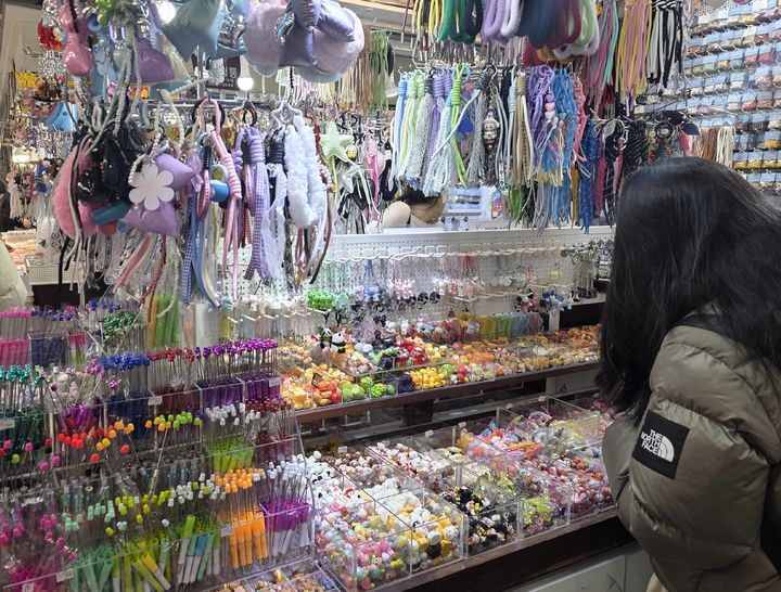 [서울=뉴시스] 강은정 기자=지난 12일 서울 종로구 동대문종합시장 A동 5층 액세서리 부자재 상가의 모습. 2026.02.15. eunduck@newsis.com *재판매 및 DB 금지