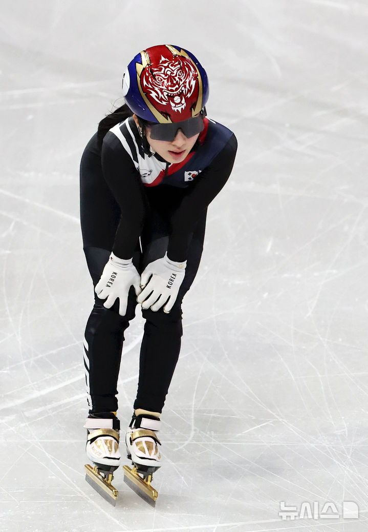 [밀라노=뉴시스] 박주성 기자 = 쇼트트랙 김길리가 12일(현지 시간) 이탈리아 밀라노 아이스스케이팅 아레나에서 열린 2026 밀라노·코르티나 담페초 동계올림픽 쇼트트랙 여자 500m 준준결승 경기에서 결승선을 들어온 뒤 숨을 고르고 있다. 2026.02.13. park7691@newsis.com