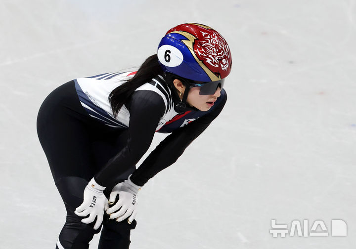 [밀라노=뉴시스] 박주성 기자 = 쇼트트랙 김길리가 12일(현지 시간) 이탈리아 밀라노 아이스스케이팅 아레나에서 열린 2026 밀라노·코르티나 담페초 동계올림픽 쇼트트랙 여자 500m 준준결승 경기에서 결승선을 들어온 뒤 숨을 고르고 있다. 2026.02.13. park7691@newsis.com