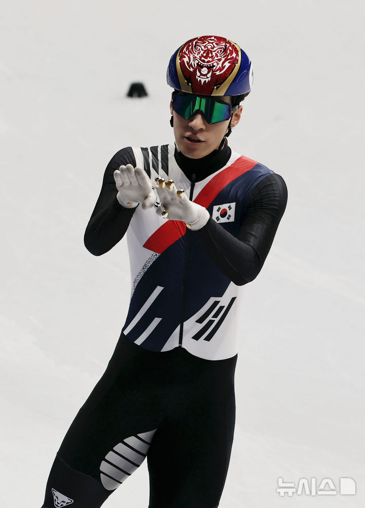 [밀라노=뉴시스] 김근수 기자 = 대한민국 쇼트트랙 황대헌이 12일(현지 시간) 이탈리아 밀라노 아이스스케이팅 아레나에서 열린 2026 밀라노·코르티나 담페초 동계올림픽 쇼트트랙 남자 1000m 준준결승 경기에서 역주한 뒤 숨을 고르고 있다. 2026.02.13. ks@newsis.com