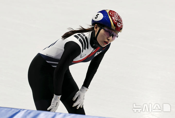 [밀라노=뉴시스] 김근수 기자 = 대한민국 쇼트트랙 최민정이 12일(현지 시간) 이탈리아 밀라노 아이스스케이팅 아레나에서 열린 2026 밀라노·코르티나 담페초 동계올림픽 쇼트트랙 여자 500m 준결승 경기를 마친 뒤 아쉬워하고 있다. 2026.02.13. ks@newsis.com