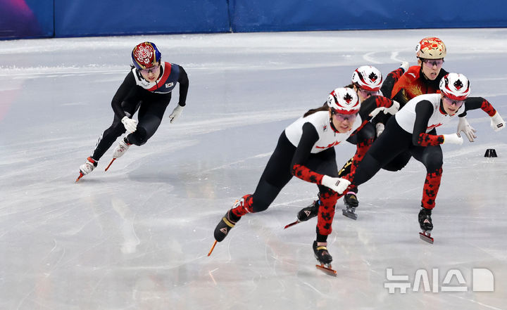 [밀라노=뉴시스] 박주성 기자 = 쇼트트랙 최민정이 12일(현지 시간) 이탈리아 밀라노 아이스스케이팅 아레나에서 열린 2026 밀라노·코르티나 담페초 동계올림픽 쇼트트랙 여자 500m 준결승 경기에서 역주하고 있다. 2026.02.13. park7691@newsis.com