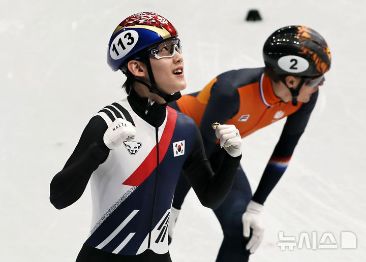 [밀라노=뉴시스] 김근수 기자 = 대한민국 쇼트트랙 임종언이 12일(현지 시간) 이탈리아 밀라노 아이스스케이팅 아레나에서 열린 2026 밀라노·코르티나 담페초 동계올림픽 쇼트트랙 남자 1000m 준결승 경기에서 역주한 뒤 기록을 확인하고 있다. 2026.02.13. ks@newsis.com