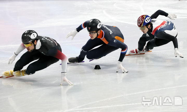 [밀라노=뉴시스] 박주성 기자 = 쇼트트랙 신동민이 12일(현지 시간) 이탈리아 밀라노 아이스스케이팅 아레나에서 열린 2026 밀라노·코르티나 담페초 동계올림픽 쇼트트랙 남자 1000m 준결승 경기에서 역주하고 있다. 2026.02.13. park7691@newsis.com