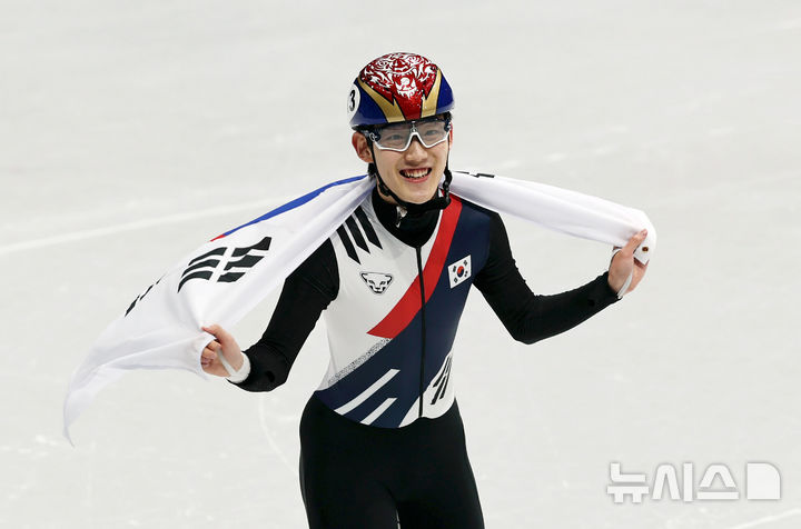 [밀라노=뉴시스] 김근수 기자 = 대한민국 쇼트트랙 임종언이 12일(현지 시간) 이탈리아 밀라노 아이스스케이팅 아레나에서 열린 2026 밀라노·코르티나 담페초 동계올림픽 쇼트트랙 남자 1000m에서 동메달을 차지하자 기뻐하고 있다. 2026.02.13. ks@newsis.com