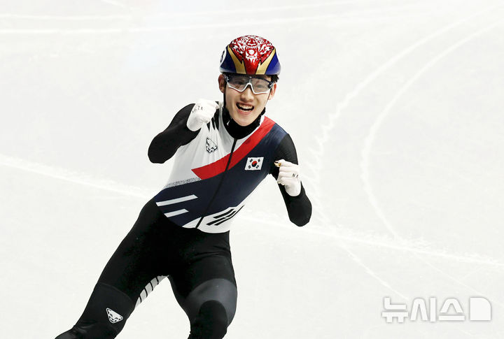 [밀라노=뉴시스] 김근수 기자 = 대한민국 쇼트트랙 임종언이 12일(현지 시간) 이탈리아 밀라노 아이스스케이팅 아레나에서 열린 2026 밀라노·코르티나 담페초 동계올림픽 쇼트트랙 남자 1000m에서 동메달을 차지하자 기뻐하고 있다. 2026.02.13. ks@newsis.com