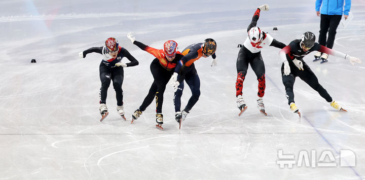 [밀라노=뉴시스] 박주성 기자 = 쇼트트랙 임종언이 12일(현지 시간) 이탈리아 밀라노 아이스스케이팅 아레나에서 열린 2026 밀라노·코르티나 담페초 동계올림픽 쇼트트랙 남자 1000m 결승 경기에서 결승선으로 들어오고 있다. 2026.02.13. park7691@newsis.com