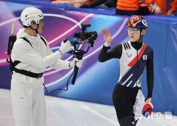 [밀라노=뉴시스] 박주성 기자 = 쇼트트랙 임종언이 12일(현지 시간) 이탈리아 밀라노 아이스스케이팅 아레나에서 열린 2026 밀라노·코르티나 담페초 동계올림픽 쇼트트랙 남자 1000m 결승 경기에서 동메달을 차지한 뒤 중계 카메라를 향해 인사하고 있다. 2026.02.13. park7691@newsis.com