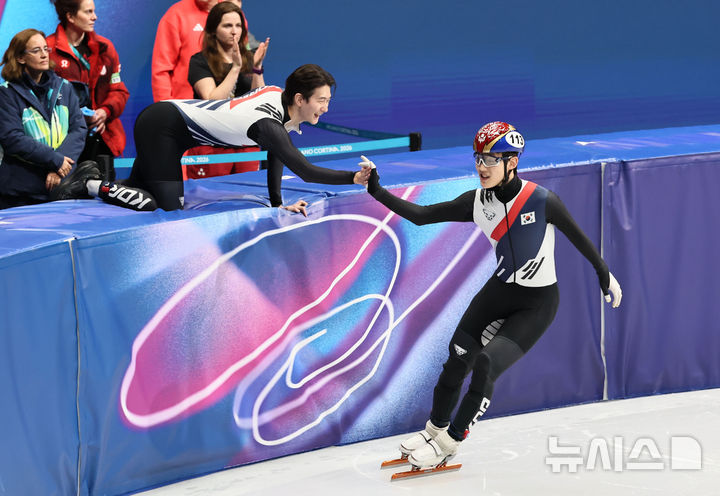 [밀라노=뉴시스] 김근수 기자 = 대한민국 쇼트트랙 임종언이 12일(현지 시간) 이탈리아 밀라노 아이스스케이팅 아레나에서 열린 2026 밀라노·코르티나 담페초 동계올림픽 쇼트트랙 남자 1000m에서 동메달을 차지한 뒤 신동민과 하이파이브하고 있다. 2026.02.13. ks@newsis.com