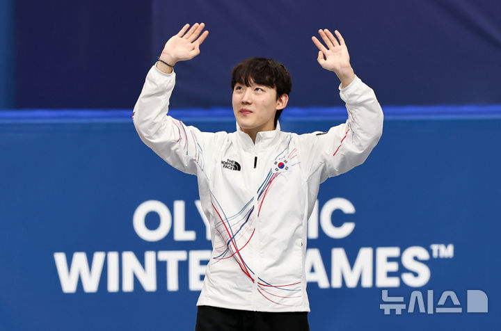 [밀라노=뉴시스] 김근수 기자 = 동메달리스트 쇼트트랙 임종언이 12일(현지 시간) 이탈리아 밀라노 아이스스케이팅 아레나에서 열린 2026 밀라노·코르티나 담페초 동계올림픽 쇼트트랙 남자 1000m 시상식에서 인사하고 있다. 2026.02.13. ks@newsis.com