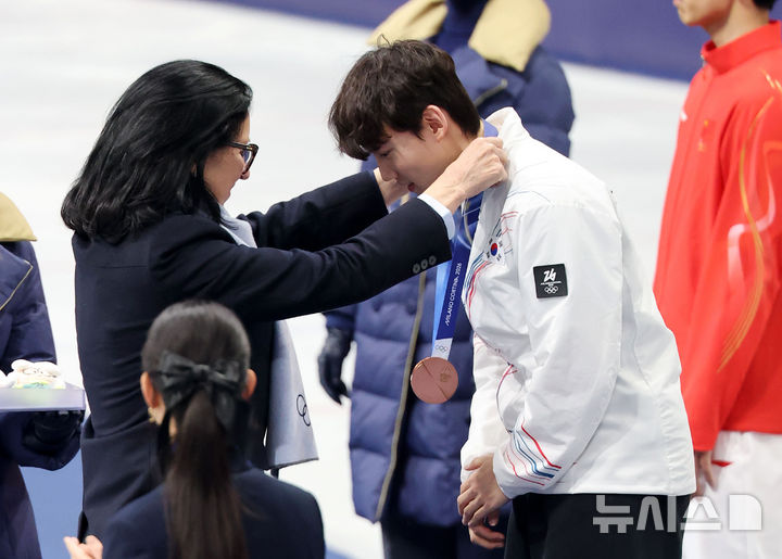[밀라노=뉴시스] 박주성 기자 = 쇼트트랙 임종언이 12일(현지 시간) 이탈리아 밀라노 아이스스케이팅 아레나에서 열린 2026 밀라노·코르티나 담페초 동계올림픽 쇼트트랙 남자 1000m 시상식에서 동메달을 목에 걸고 있다. 2026.02.13. park7691@newsis.com