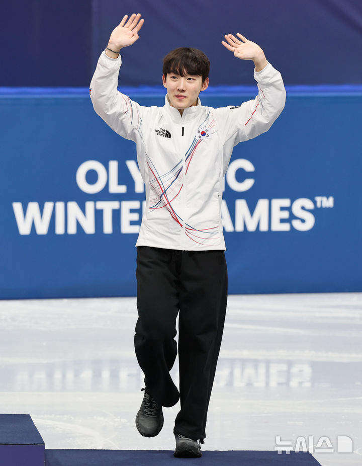 [밀라노=뉴시스] 김근수 기자 = 동메달리스트 쇼트트랙 임종언이 12일(현지 시간) 이탈리아 밀라노 아이스스케이팅 아레나에서 열린 2026 밀라노·코르티나 담페초 동계올림픽 쇼트트랙 남자 1000m 시상식에서 시상대에 오르며 인사하고 있다. 2026.02.13. ks@newsis.com