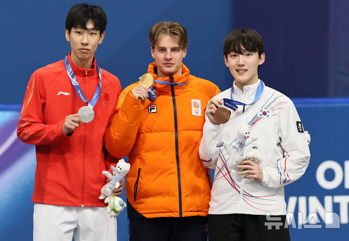 [밀라노=뉴시스] 김근수 기자 = 동메달리스트 쇼트트랙 임종언이 12일(현지 시간) 이탈리아 밀라노 아이스스케이팅 아레나에서 열린 2026 밀라노·코르티나 담페초 동계올림픽 쇼트트랙 남자 1000m 시상식에서 기념촬영하고 있다. 2026.02.13. ks@newsis.com