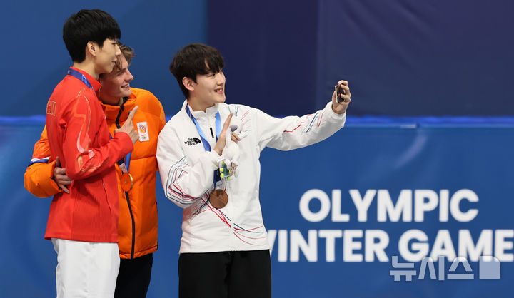 [밀라노=뉴시스] 김근수 기자 = 동메달리스트 쇼트트랙 임종언이 12일(현지 시간) 이탈리아 밀라노 아이스스케이팅 아레나에서 열린 2026 밀라노·코르티나 담페초 동계올림픽 쇼트트랙 남자 1000m 시상식에서 메달리스트 선수들과 셀카를 찍고 있다. 2026.02.13. ks@newsis.com