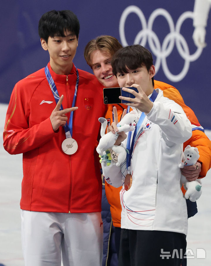 [밀라노=뉴시스] 박주성 기자 = 쇼트트랙 임종언이 12일(현지 시간) 이탈리아 밀라노 아이스스케이팅 아레나에서 열린 2026 밀라노·코르티나 담페초 동계올림픽 쇼트트랙 남자 1000m 시상식에서 메달리스트들과 셀카를 찍고 있다. 2026.02.13. park7691@newsis.com