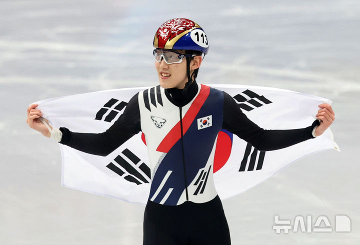[밀라노=뉴시스] 박주성 기자 = 쇼트트랙 임종언이 12일(현지 시간) 이탈리아 밀라노 아이스스케이팅 아레나에서 열린 2026 밀라노·코르티나 담페초 동계올림픽 쇼트트랙 남자 1000m 결승 경기에서 동메달을 차지한 뒤 태극기를 들고 기뻐하고 있다. 2026.02.13. park7691@newsis.com