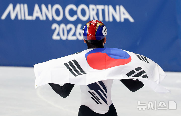 [밀라노=뉴시스] 박주성 기자 = 쇼트트랙 임종언이 12일(현지 시간) 이탈리아 밀라노 아이스스케이팅 아레나에서 열린 2026 밀라노·코르티나 담페초 동계올림픽 쇼트트랙 남자 1000m 결승 경기에서 동메달을 차지한 뒤 태극기를 들고 기뻐하고 있다. 2026.02.13. park7691@newsis.com