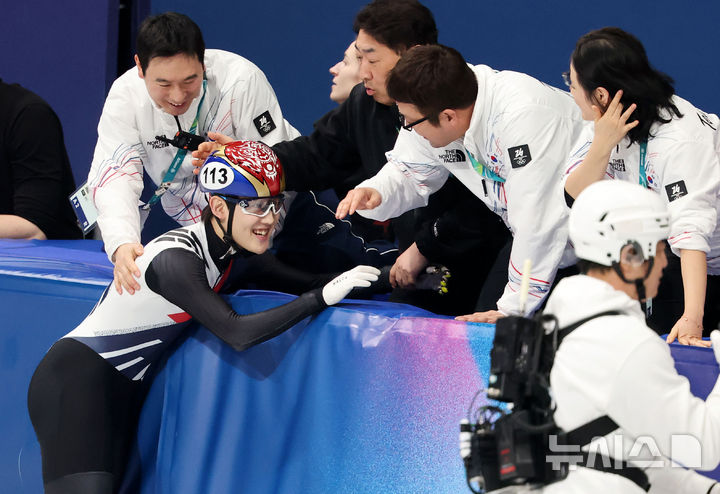 [밀라노=뉴시스] 박주성 기자 = 쇼트트랙 임종언이 12일(현지 시간) 이탈리아 밀라노 아이스스케이팅 아레나에서 열린 2026 밀라노·코르티나 담페초 동계올림픽 쇼트트랙 남자 1000m 결승 경기에서 동메달을 차지한 뒤 코치진과 함께 기뻐하고 있다. 2026.02.13. park7691@newsis.com