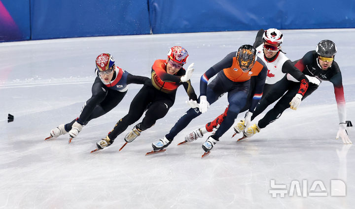 [밀라노=뉴시스] 박주성 기자 = 쇼트트랙 임종언이 12일(현지 시간) 이탈리아 밀라노 아이스스케이팅 아레나에서 열린 2026 밀라노·코르티나 담페초 동계올림픽 쇼트트랙 남자 1000m 결승 경기에서 역주하고 있다. 2026.02.13. park7691@newsis.com