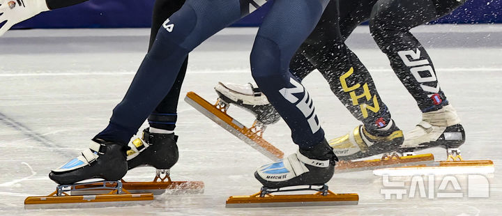 [밀라노=뉴시스] 김근수 기자 = 대한민국 쇼트트랙 임종언이 12일(현지 시간) 이탈리아 밀라노 아이스 스케이팅 아레나에서 열린 2026 밀라노·코르티나 담페초 동계올림픽 쇼트트랙 남자 1000m 결승에서 옌스 판트 바우트(네덜란드)와 쑨룽(중국)에 이어 세번째로 결승선에 들어오고 있다. 2026.02.13. ks@newsis.com