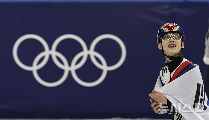 [밀라노=뉴시스] 김근수 기자 = 대한민국 쇼트트랙 임종언이 12일(현지 시간) 이탈리아 밀라노 아이스 스케이팅 아레나에서 열린 2026 밀라노·코르티나 담페초 동계올림픽 쇼트트랙 남자 1000m 결승에서 동메달을 차지하고 경기장을 돌고 있다. 2026.02.13. ks@newsis.com