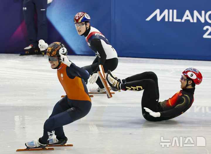 [밀라노=뉴시스] 김근수 기자 = 대한민국 쇼트트랙 임종언이 12일(현지 시간) 이탈리아 밀라노 아이스 스케이팅 아레나에서 열린 2026 밀라노·코르티나 담페초 동계올림픽 쇼트트랙 남자 1000m 결승에서 옌스 판트 바우트(네덜란드)와 쑨룽(중국)에 이어 세번째로 들어오고 있다. 2026.02.13. ks@newsis.com