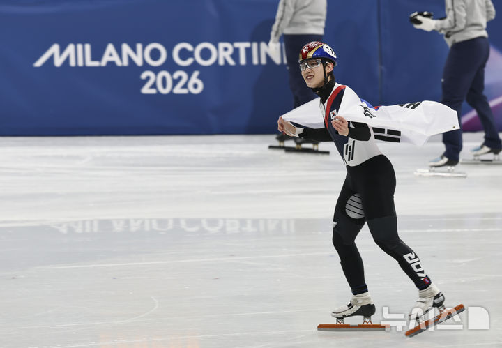 [밀라노=뉴시스] 김근수 기자 = 대한민국 쇼트트랙 임종언이 12일(현지 시간) 이탈리아 밀라노 아이스 스케이팅 아레나에서 열린 2026 밀라노·코르티나 담페초 동계올림픽 쇼트트랙 남자 1000m 결승에서 동메달을 차지하고 경기장을 돌고 있다. 2026.02.13. ks@newsis.com