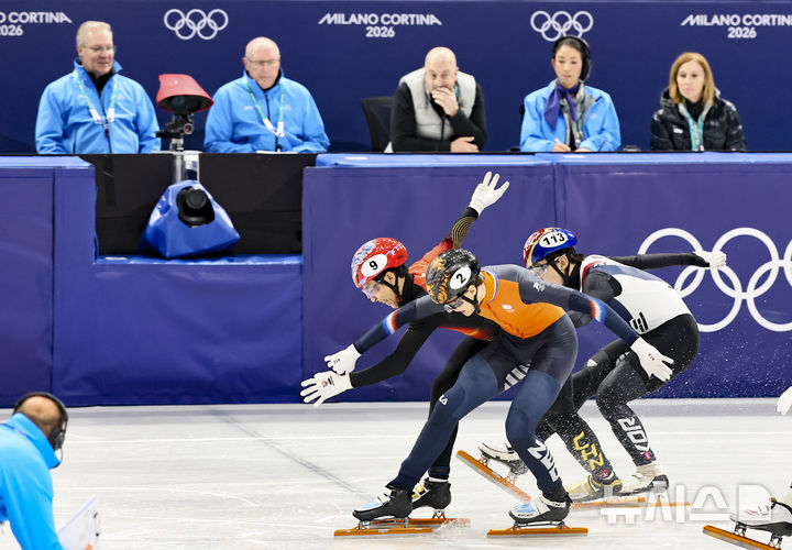 [밀라노=뉴시스] 김근수 기자 = 대한민국 쇼트트랙 임종언이 12일(현지 시간) 이탈리아 밀라노 아이스 스케이팅 아레나에서 열린 2026 밀라노·코르티나 담페초 동계올림픽 쇼트트랙 남자 1000m 결승에서 옌스 판트 바우트(네덜란드)와 쑨룽(중국)에 이어 세번째로 결승선에 들어오고 있다. 2026.02.13. ks@newsis.com