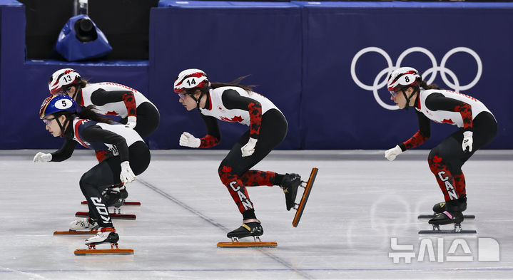 [밀라노=뉴시스] 김근수 기자 = 대한민국 쇼트트랙 최민정이 12일(현지 시간) 이탈리아 밀라노 아이스 스케이팅 아레나에서 열린 2026 밀라노·코르티나 담페초 동계올림픽 쇼트트랙 여자 500m 준결승에서 캐나다 선수들을 상대로 역주하고 있다. 2026.02.13. ks@newsis.com