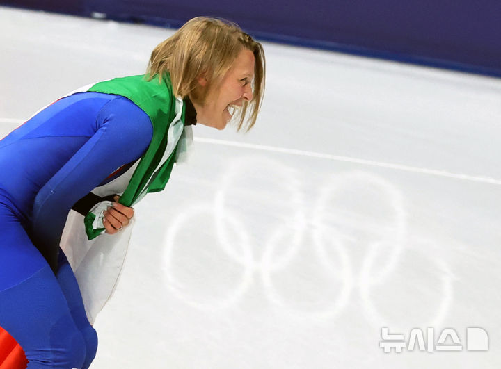 [밀라노=뉴시스] 박주성 기자 = 12일(현지 시간) 이탈리아 밀라노 아이스스케이팅 아레나에서 열린 2026 밀라노·코르티나 담페초 동계올림픽 쇼트트랙 여자 500m 결승에서 이탈리아의 아리아나 폰타나 선수가 은메달을 차지한 후 기뻐하고 있다. 2026.02.13. park7691@newsis.com