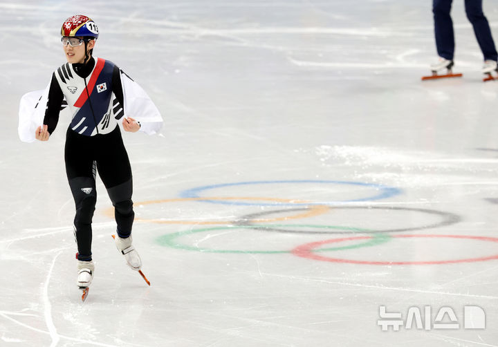 [밀라노=뉴시스] 박주성 기자 = 12일(현지 시간) 이탈리아 밀라노 아이스스케이팅 아레나에서 열린 2026 밀라노·코르티나 담페초 동계올림픽 쇼트트랙 남자 1000m 결승에서 임종언이 동메달을 차지한 후 국기를 들고 기뻐하고 있다. 2026.02.13. park7691@newsis.com